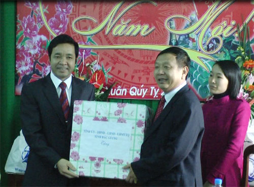 Đc Nguyễn Mạnh Cường Phó CT HĐND  tặng quà Tết tại TT chăm sóc trẻ em khuyết tật