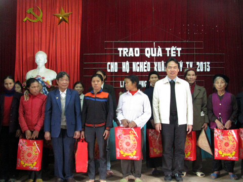 Đc Bùi Văn Hạnh Phó Chủ tịch UBND tặng quà cho các hộ nghèo xã Liên Chung, huyện Tân Yên