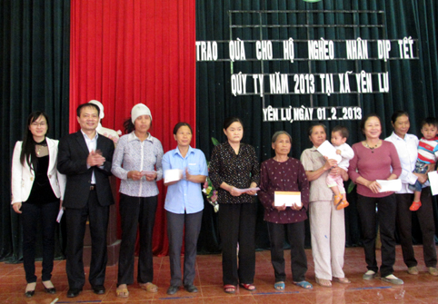Đc Lại Thanh Sơn Phó Chủ tịch UBND  tặng quà cho các hộ nghèo xã Yên Lư,  huyện Yên Dũng