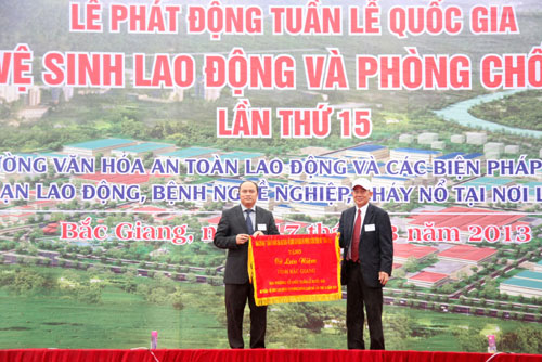 Đc Bùi Hồng Lĩnh – Thứ trưởng Bộ LĐTB&XH trao cờ luân lưu cho tỉnh Bắc Giang