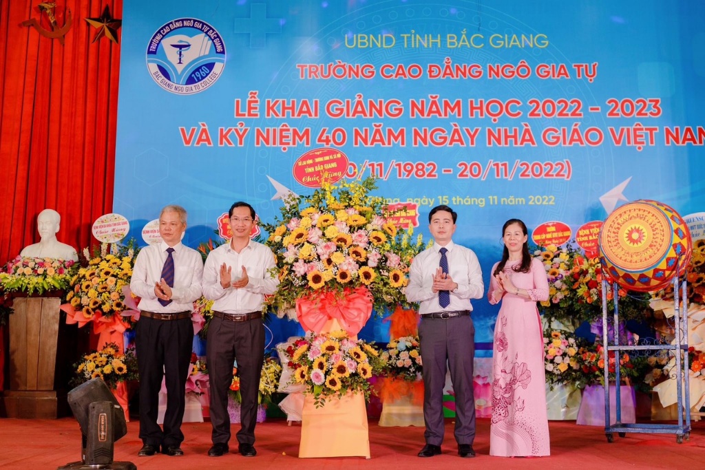 Đại diện Lãnh đạo Sở Lao động – Thương binh và Xã hội tỉnh Bắc Giang thăm, tặng hoa chúc mừng các...