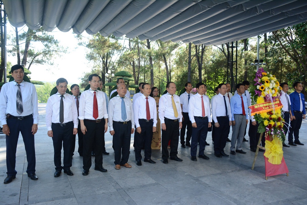 Đoàn đại biểu tỉnh Bắc Giang dâng hương tưởng niệm các Anh hùng liệt sĩ tại tỉnh Quảng Trị