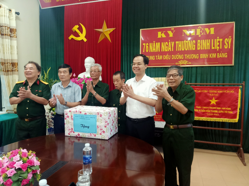 Đoàn công tác của tỉnh Bắc Giang thăm, tặng quà thương, bệnh binh các trung tâm điều dưỡng tại...