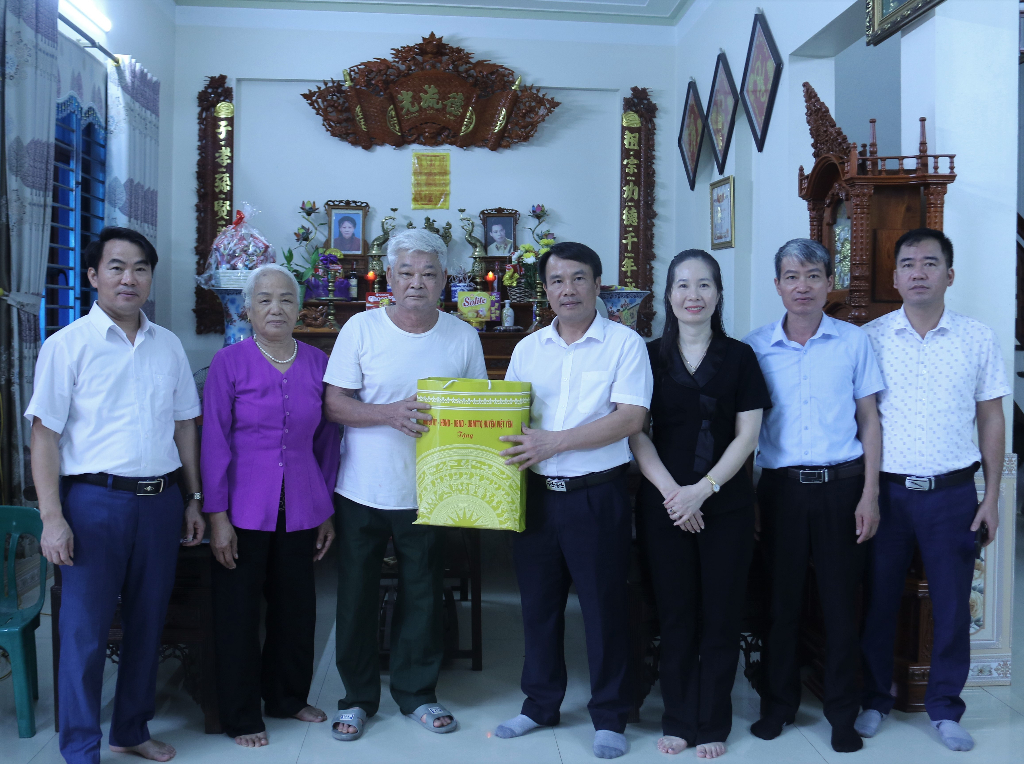 Việt Yên: Phó Chủ tịch Thường trực UBND huyện thăm và tặng quà 02 thương binh xã Hồng Thái và...
