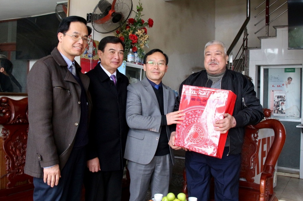 Đoàn đại biểu Quốc hội tỉnh Bắc Giang thăm, tặng quà Tết người có công và cơ sở bảo trợ