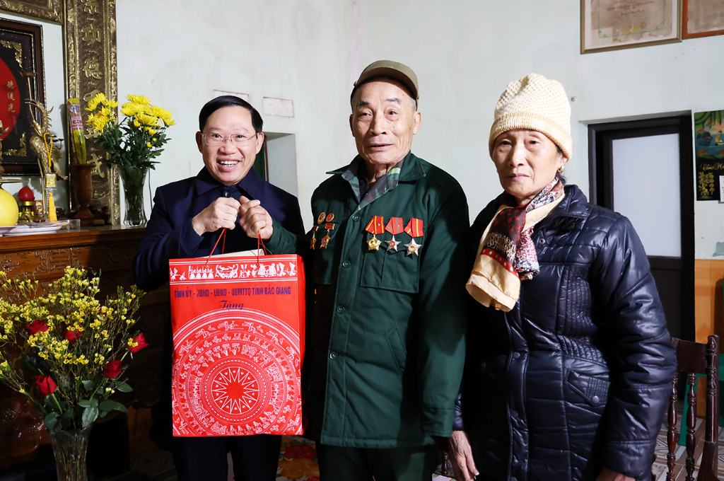 Chủ tịch UBND tỉnh Lê Ánh Dương thăm, tặng quà người có công với cách mạng, người cao tuổi huyện...