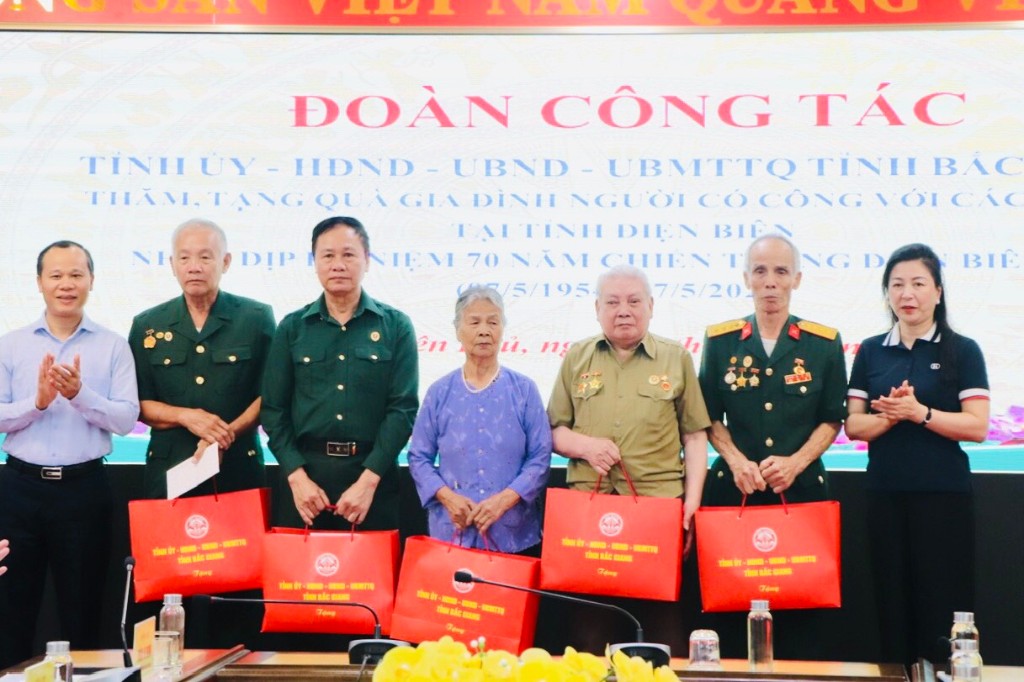 Đoàn công tác tỉnh Bắc Giang thăm, tặng quà gia đình người có công tỉnh Điện Biên