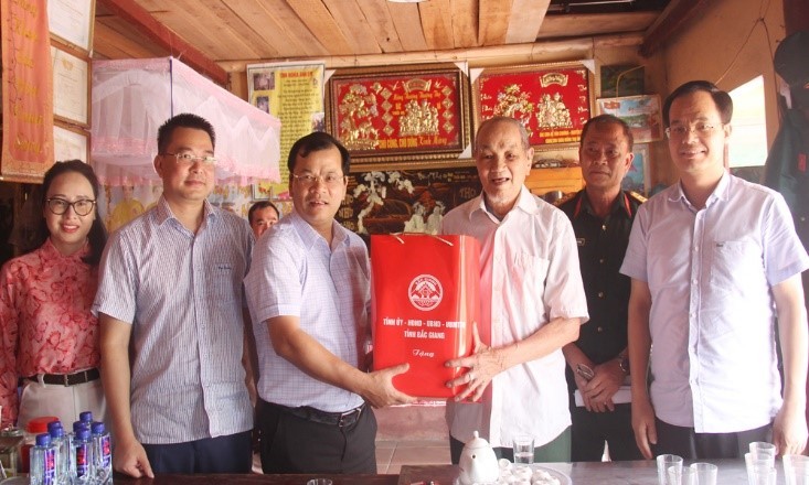 Lãnh đạo tỉnh Bắc Giang thăm, tặng quà đại biểu trực tiếp tham gia chiến dịch Điện Biên Phủ