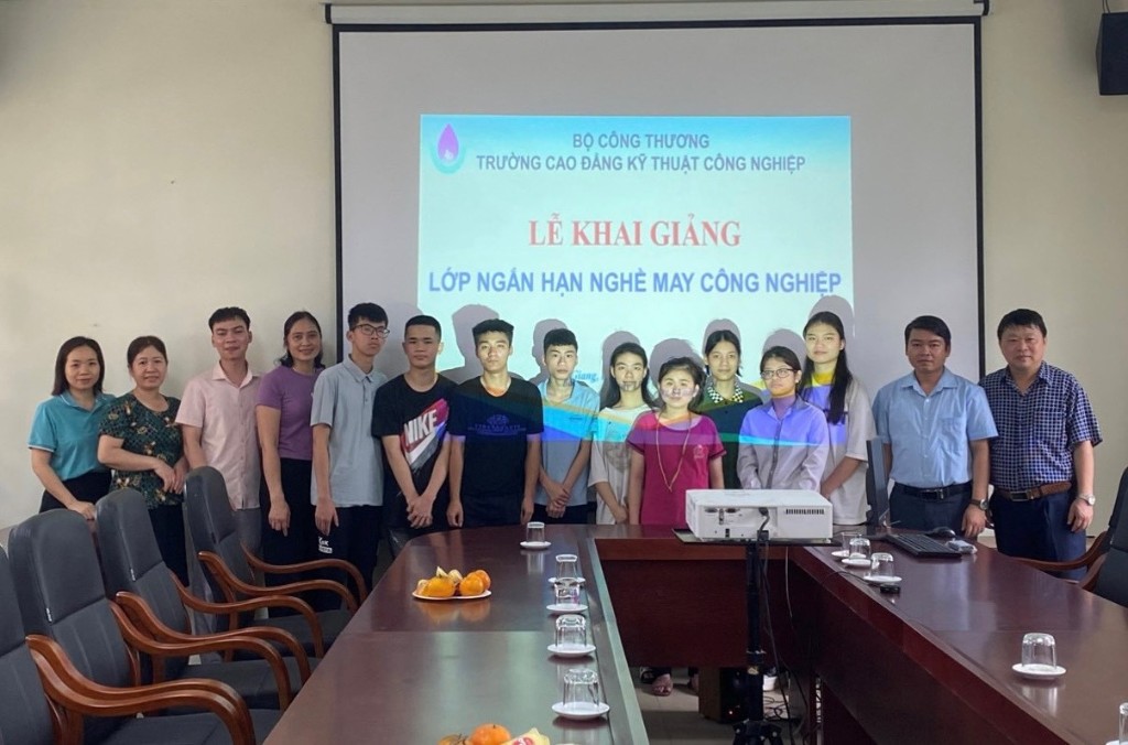 Cơ sở Bảo trợ xã hội tổng hợp Bắc Giang: Khai giảng lớp đào tạo nghề May công nghiệp cho trẻ em...
