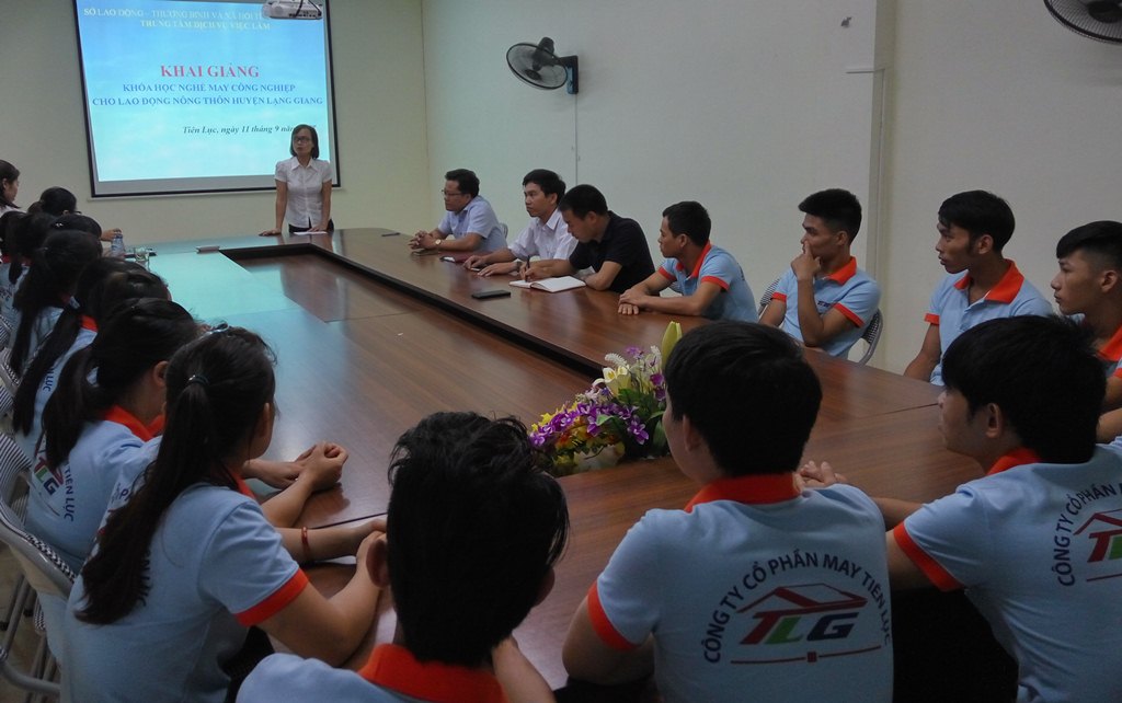 Lạng Giang: Tổ chức khai giảng lớp học dạy nghề may công nghiệp cho lao động nông thôn